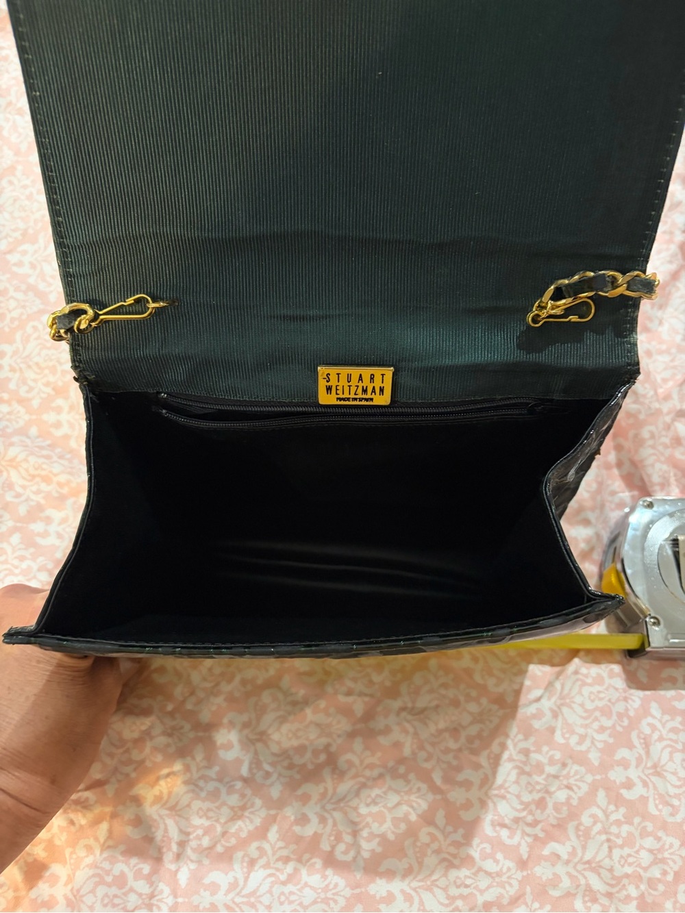 Stuart Weitzman green croc embossed crossbody with gold tone chain hardware - Picture 4 of 6